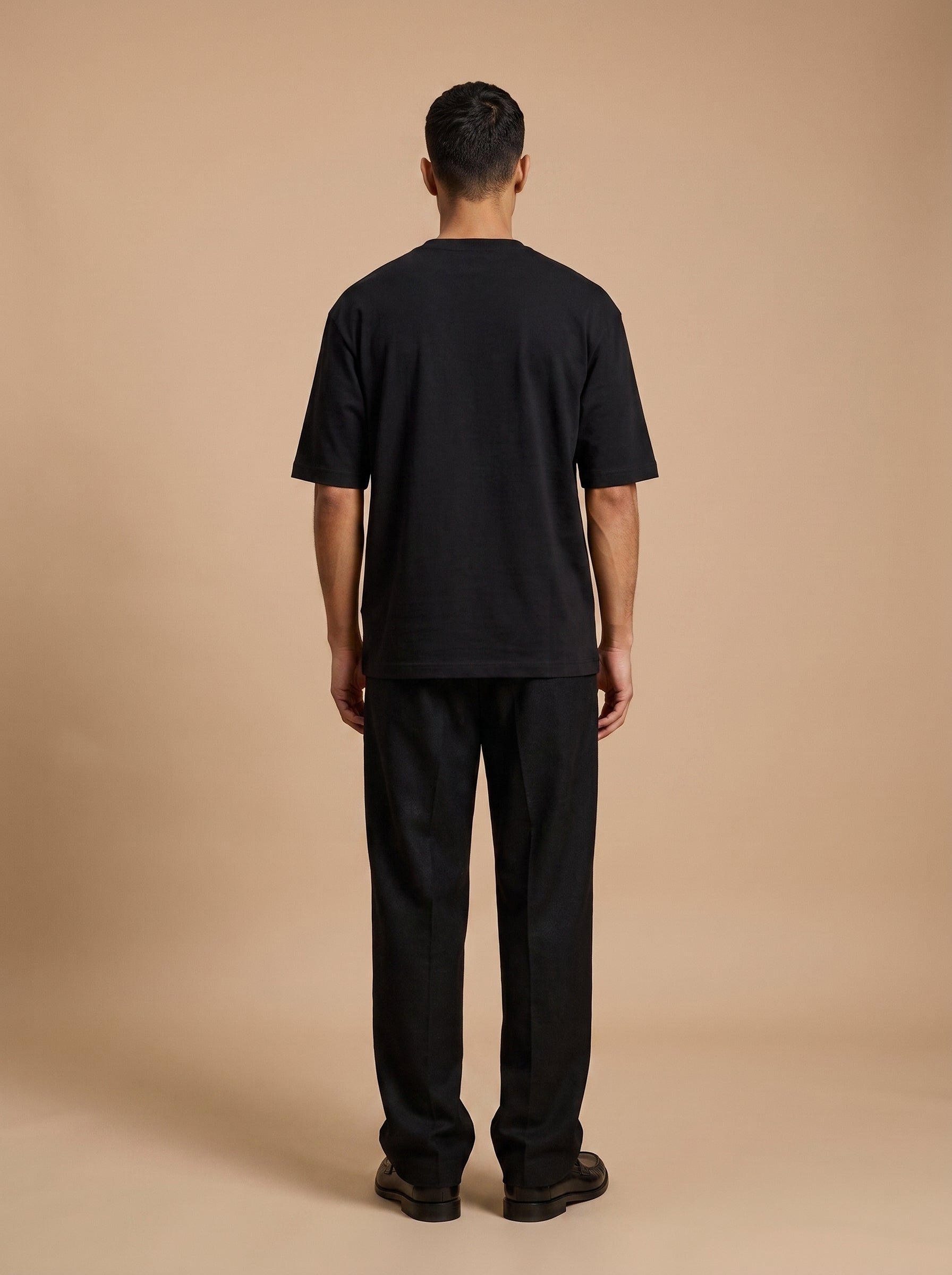Seven Hills Round Shirt in black - model