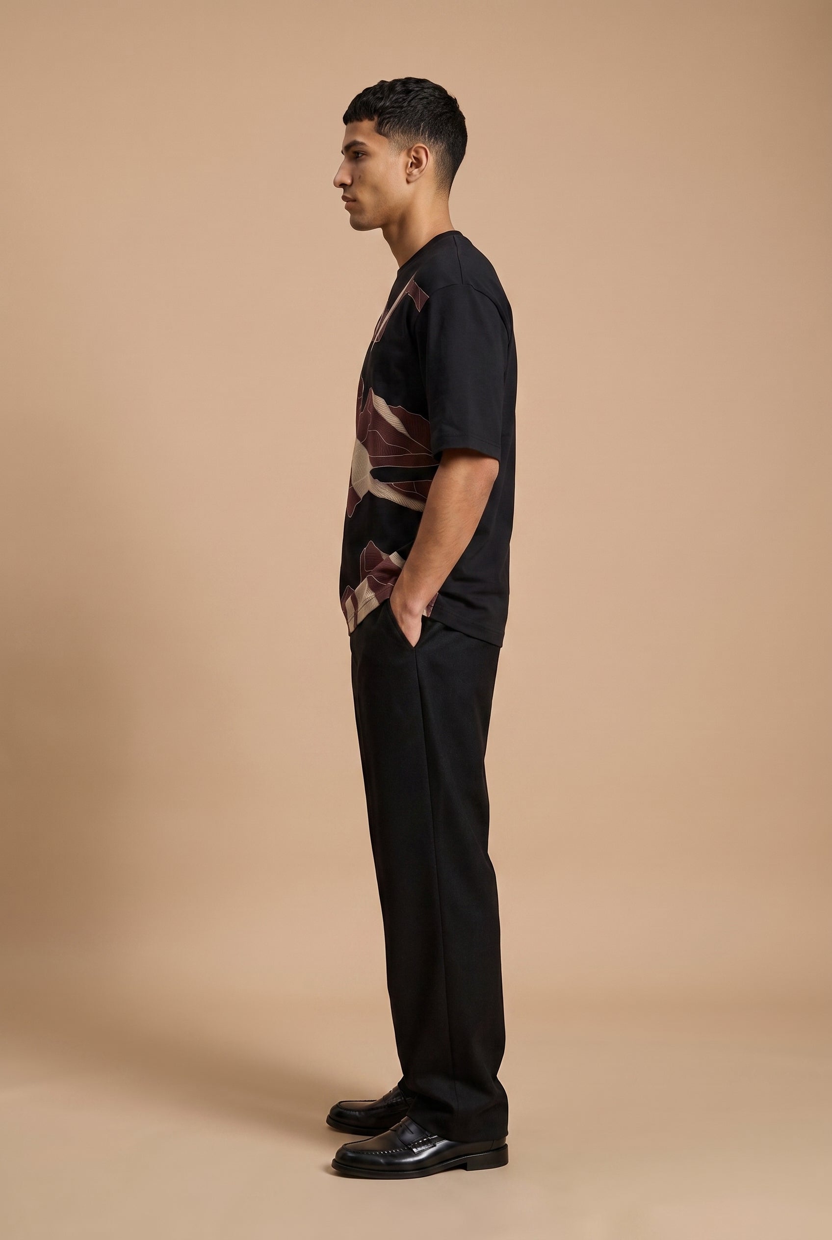 Seven Hills Round Shirt in black - model